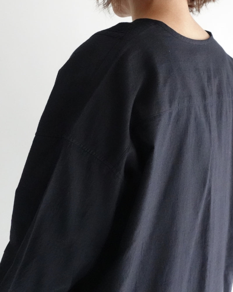 CREW-NECK BOSOM LONG SHIRT WITH MINI PINTUCK in Black