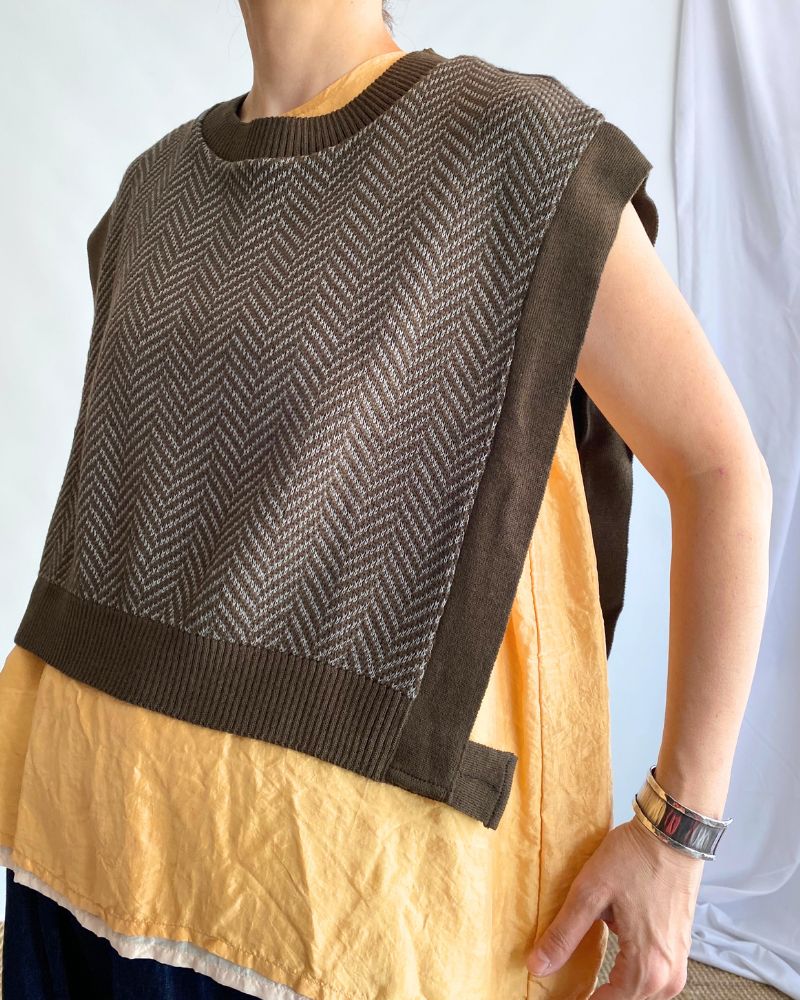 Herringbone knit short vest