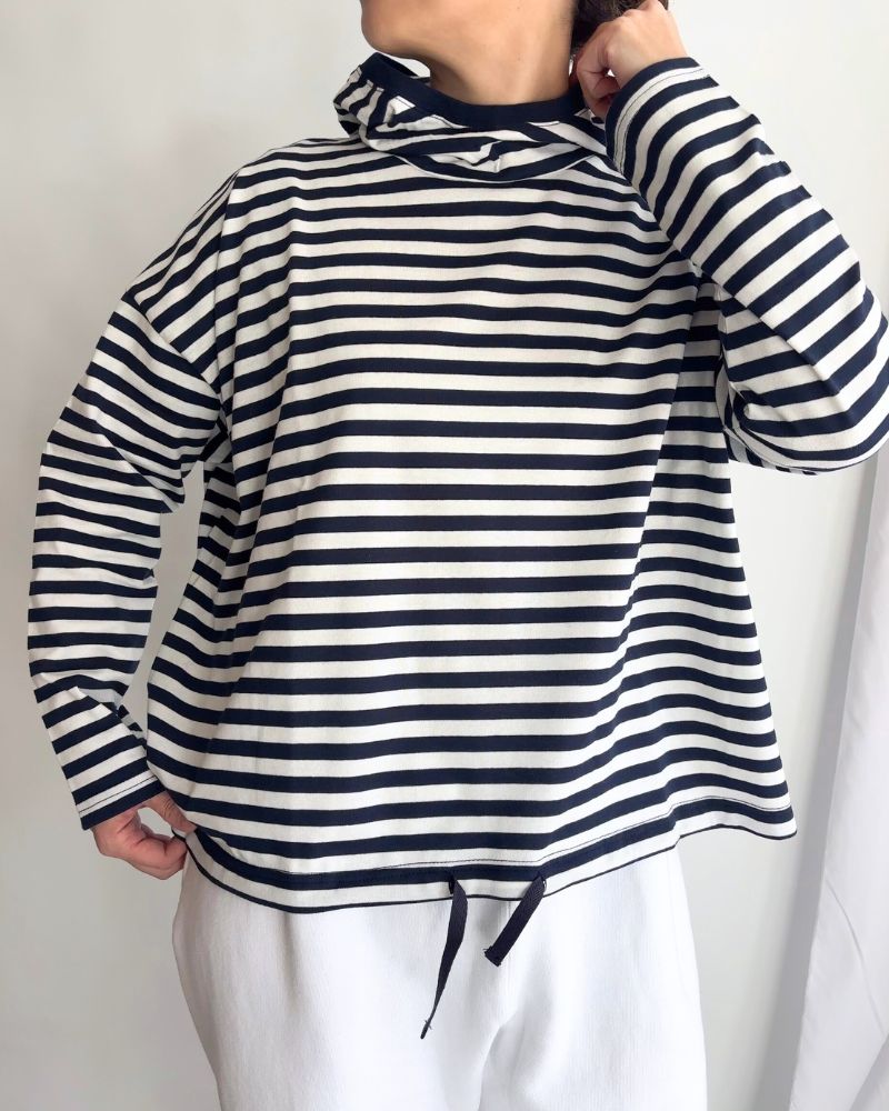 Drawstring Hoodie Pullover in White/Navy