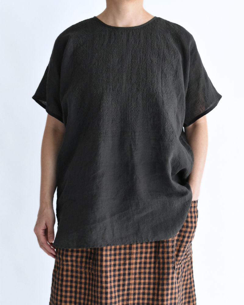 Back Opening Crew-neck Short Sleeve Embroidery Shirt in Black