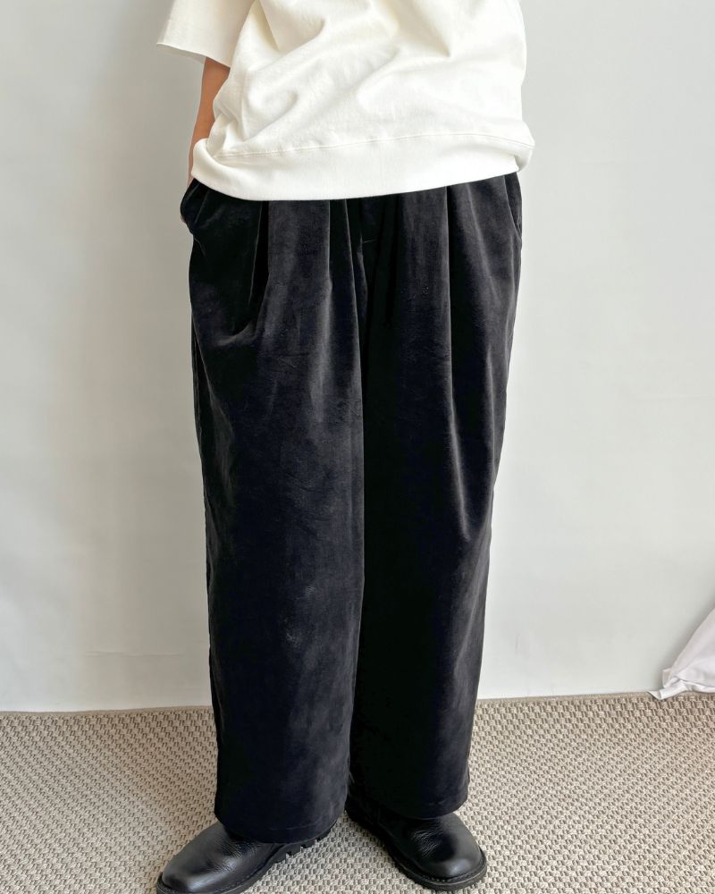 Volume tuck pants in Sumikuro