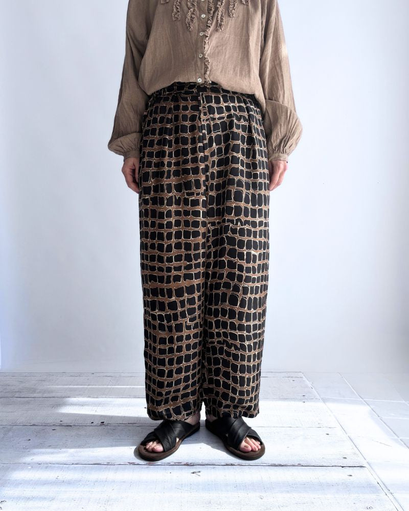 Cobblestone Pattern Easy Pants in CamelBlack