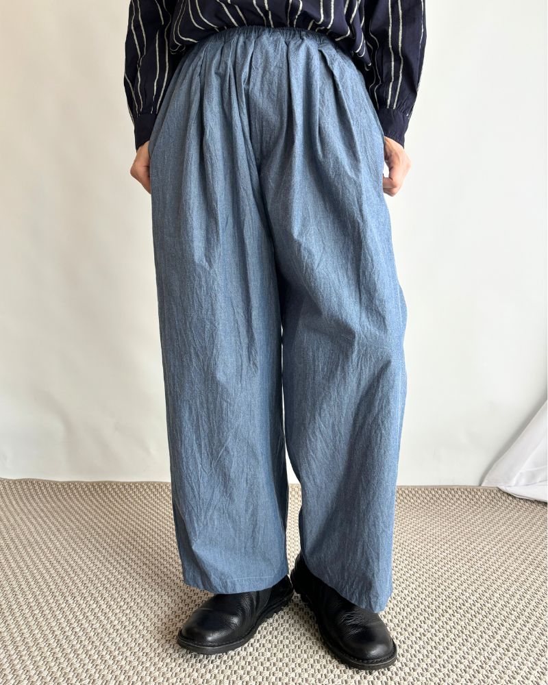 Volume tuck pants in Indigo