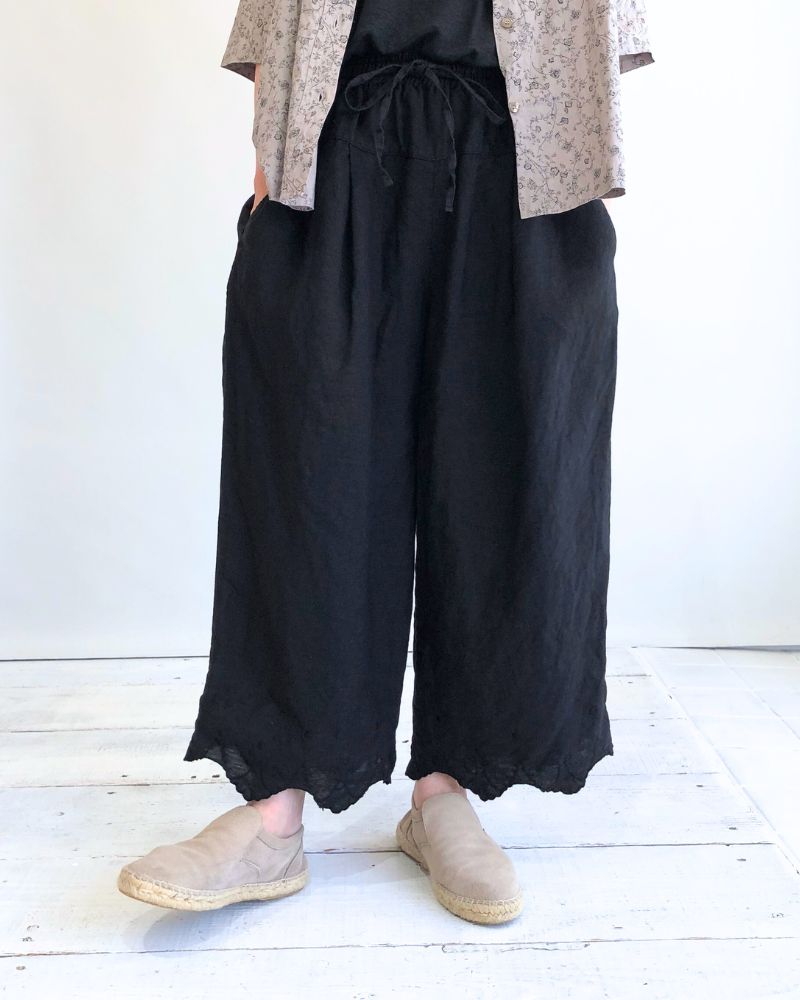 Antique scallop lace wide pants in Noir