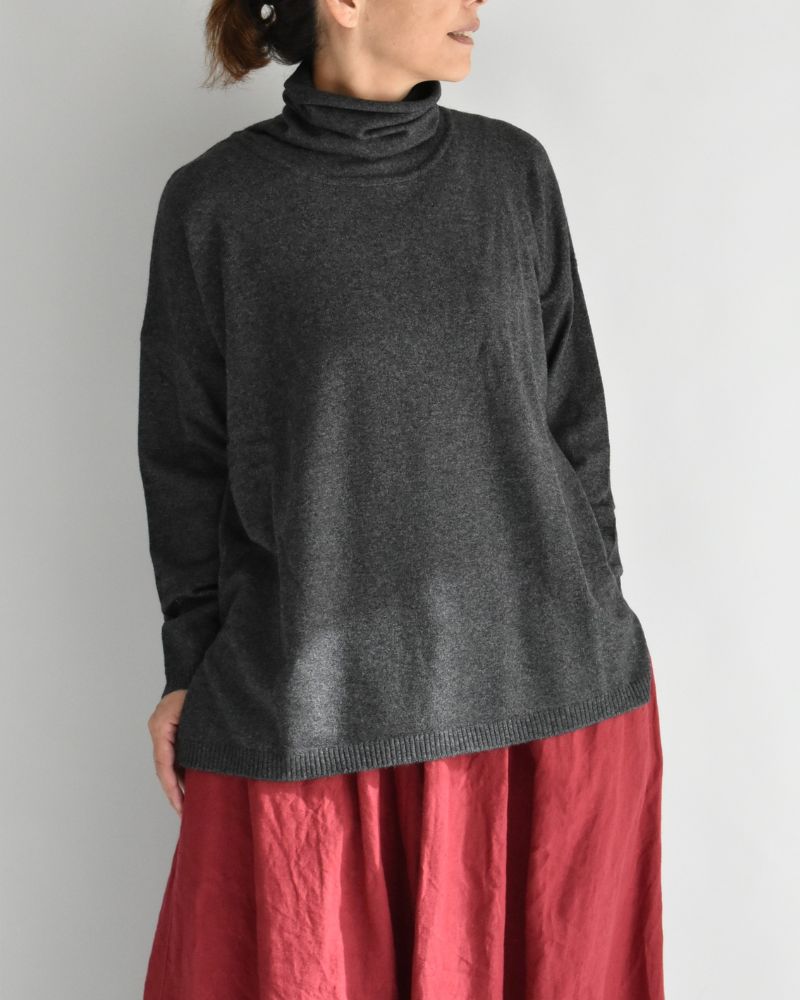 PLAIN STITCH DROP SHOULDER POLO NECK WITH SLIT in Charcoal