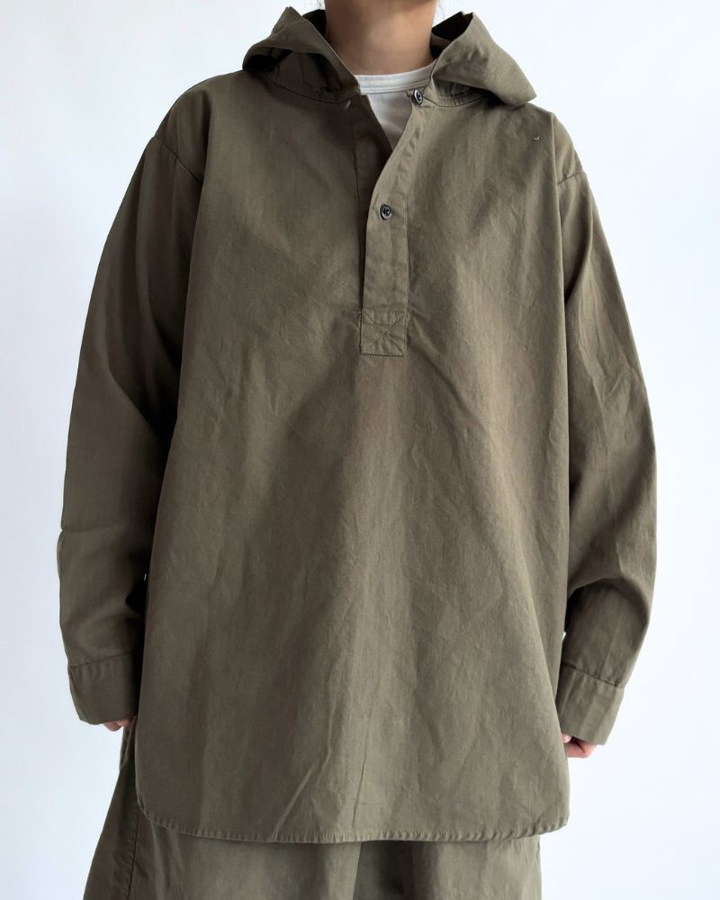 COTTON HERRINGBONE WASH HOODED PULLOVER SHIRT in KhakiHerringbone