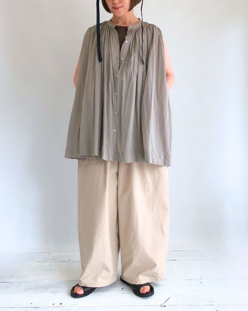 Sleeveless Gathered Blouse in Short