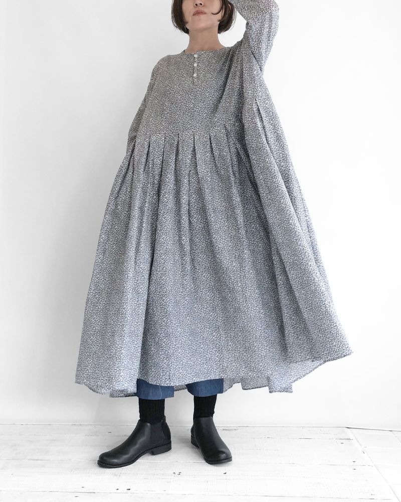 Small Flower Tuck Dress in GrayFlower
