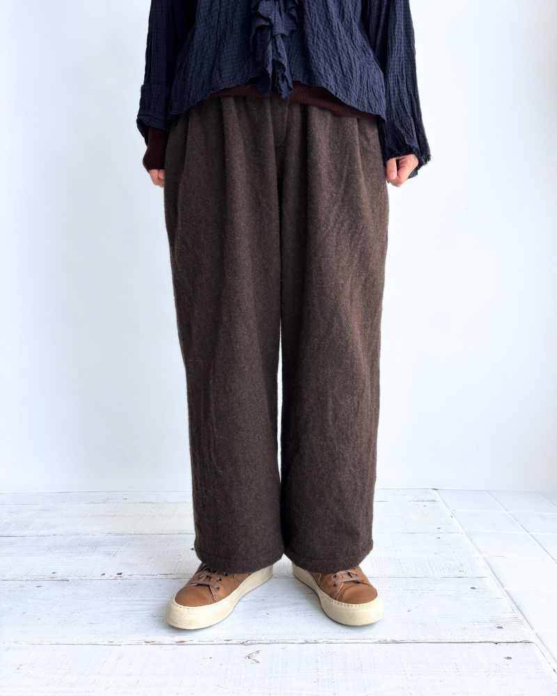 Wool tuck pants in Brown