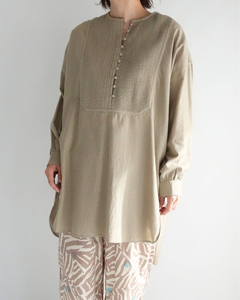 CREW-NECK BOSOM LONG SHIRT WITH MINI PINTUCK in Beige