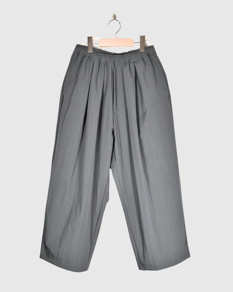 Volume tuck pants in Gray