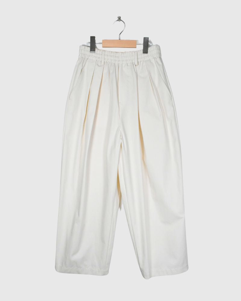 HAKAMA-GABA Tuck Easy Pants in Off