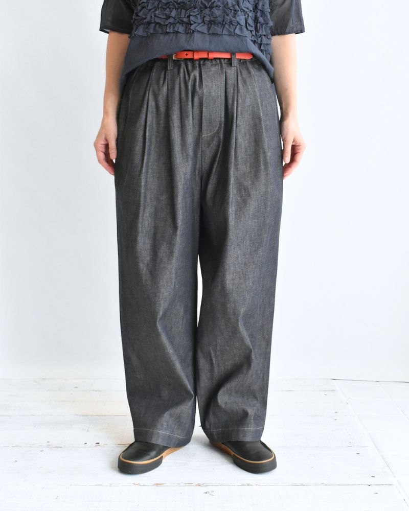 HAKU-DENIM Tuck Pants in Indigo