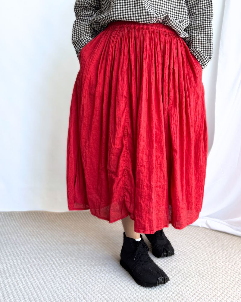 AUTO LOOM COTTON/LINEN PLAIN OVERDYE GATHERED SKIRT in Red