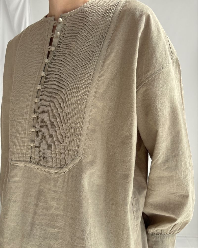 CREW-NECK BOSOM LONG SHIRT WITH MINI PINTUCK in Beige