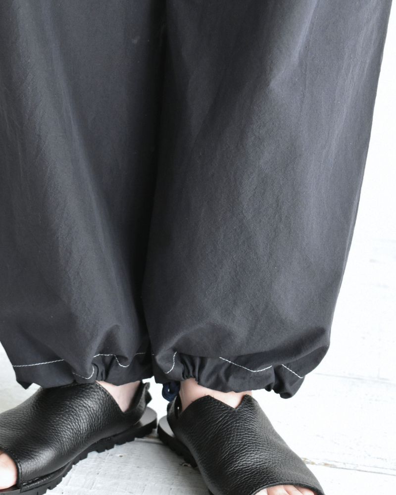 HAKAMA-W Tuck Easy Pants in Navy