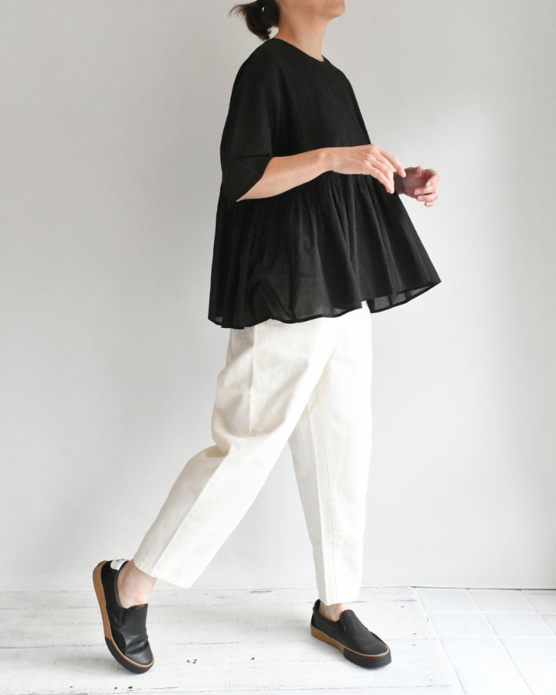 CREW-NECK PULLOVER HALF/SLEEVE SHIRT WITH MINI PINTUCK in Black