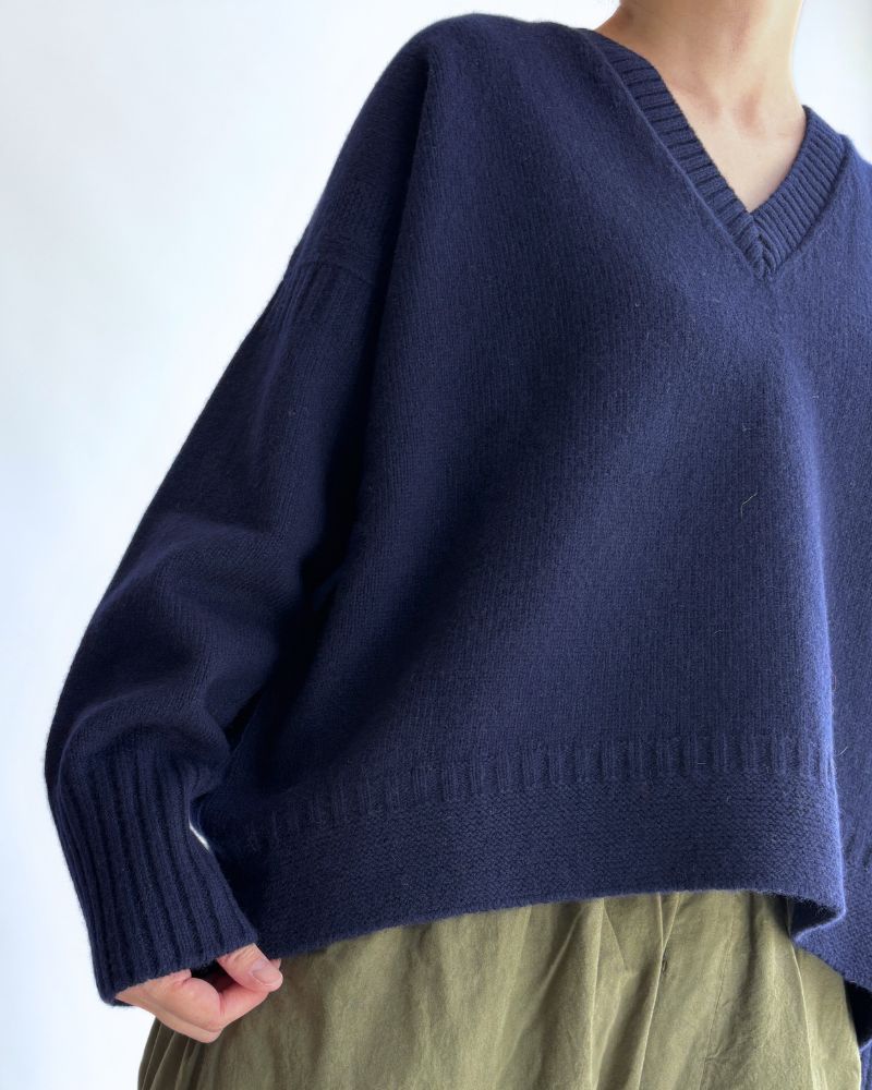 AURA V-neck knit pullover in Navy