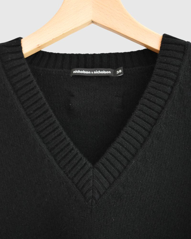 AURA V-neck knit pullover in Black
