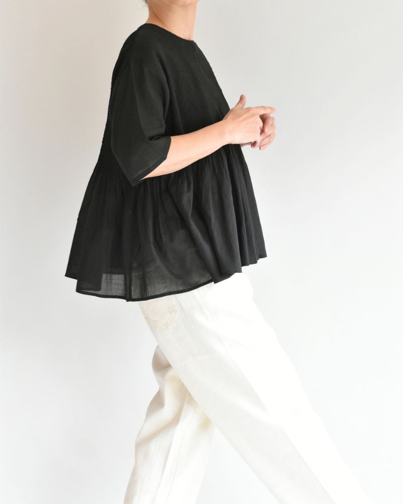 CREW-NECK PULLOVER HALF/SLEEVE SHIRT WITH MINI PINTUCK in Black