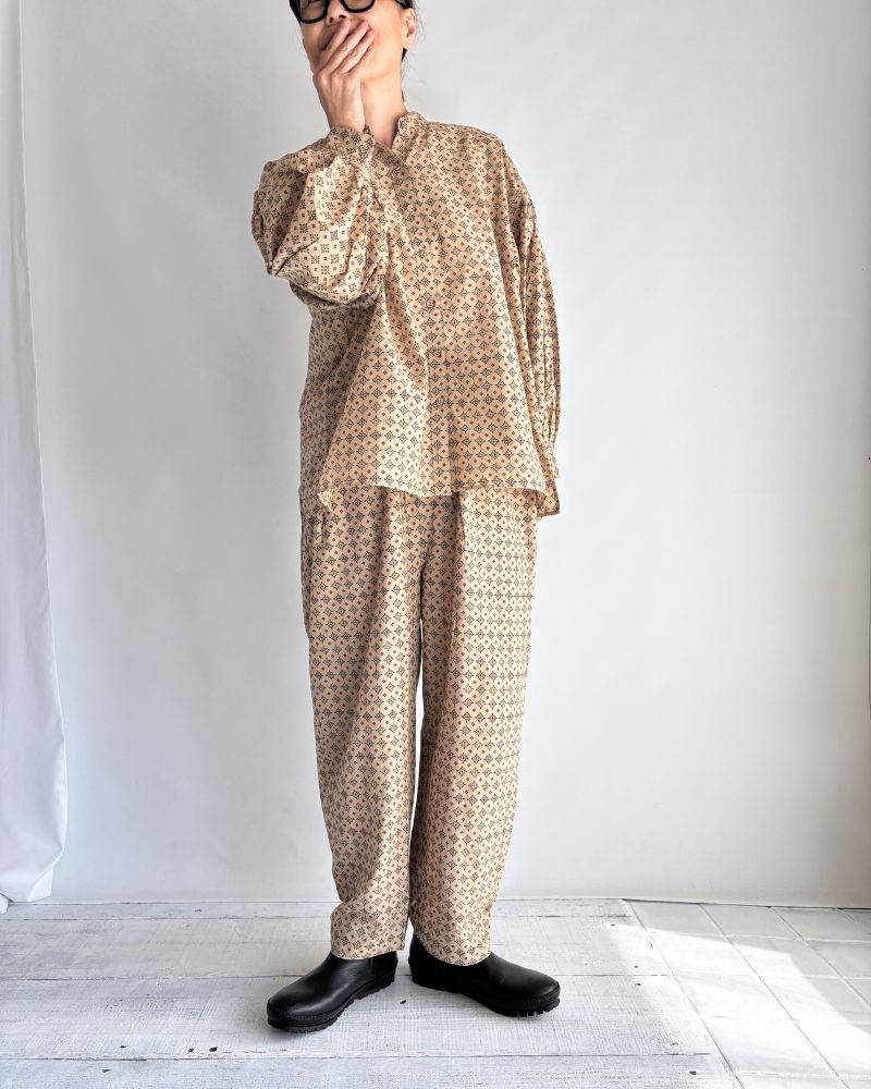 2TUCK TAPERED EASY PANTS in Beige