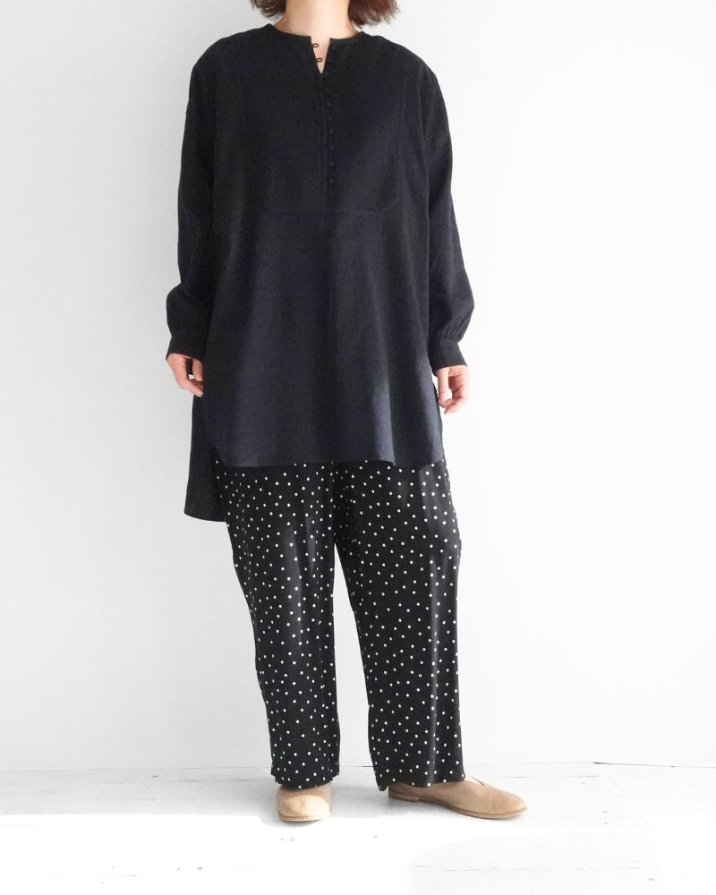 CREW-NECK BOSOM LONG SHIRT WITH MINI PINTUCK in Black