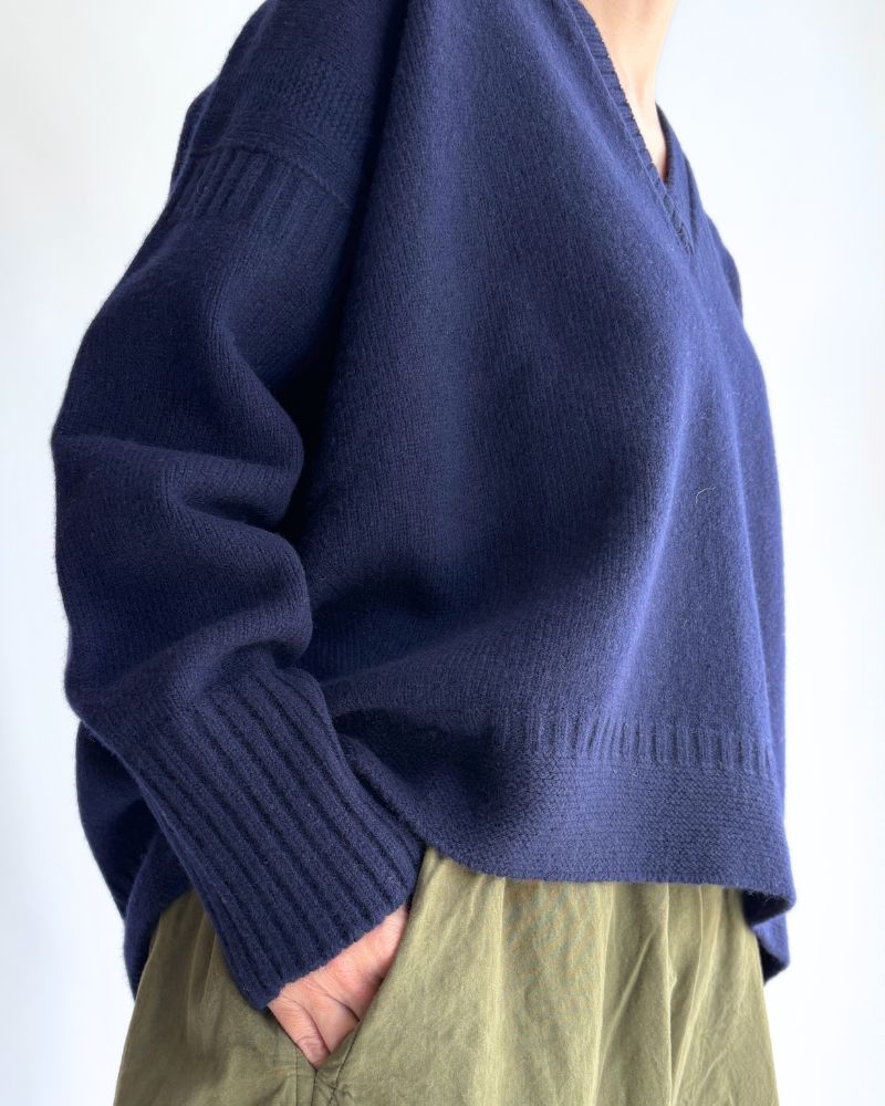 AURA V-neck knit pullover in Navy
