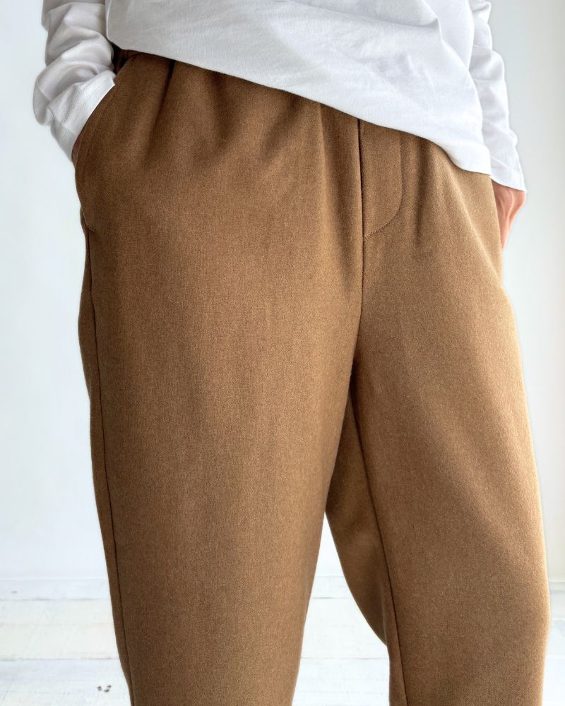 WOOL FLANNEL EASY TAPERED PANTS in Camel