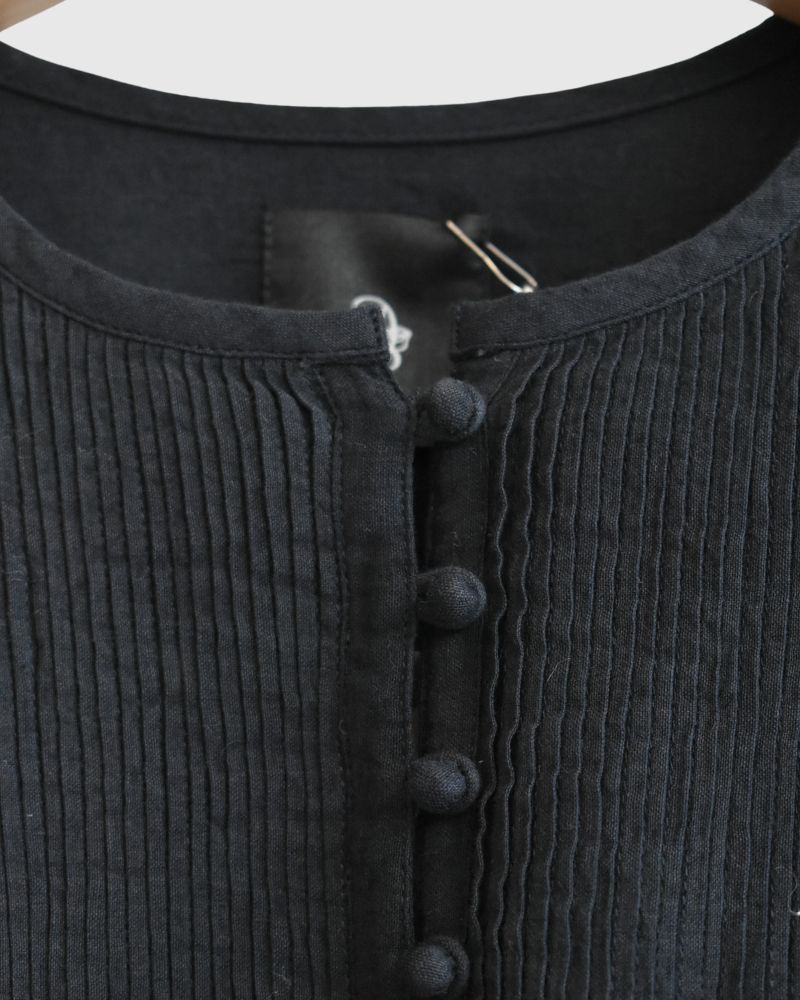 CREW-NECK BOSOM LONG SHIRT WITH MINI PINTUCK in Black