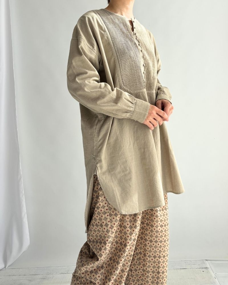 CREW-NECK BOSOM LONG SHIRT WITH MINI PINTUCK in Beige