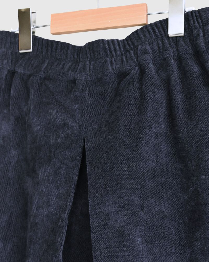 Tuck design skirt 'YELL' in Navy