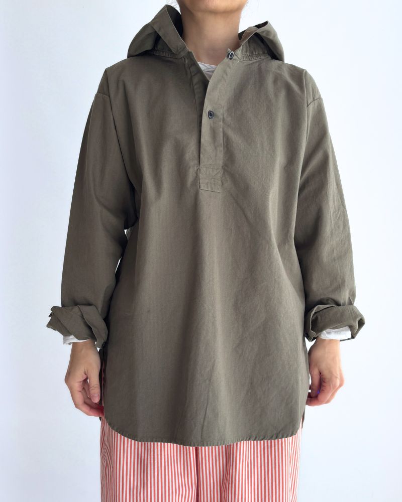 COTTON HERRINGBONE WASH HOODED PULLOVER SHIRT in KhakiHerringbone