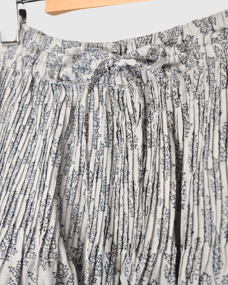 80'S COTTON VOILE MEDIUM FLOWER BLOCK PRINT MINI PINTUCK FLARED SKIRT in SilverWhite