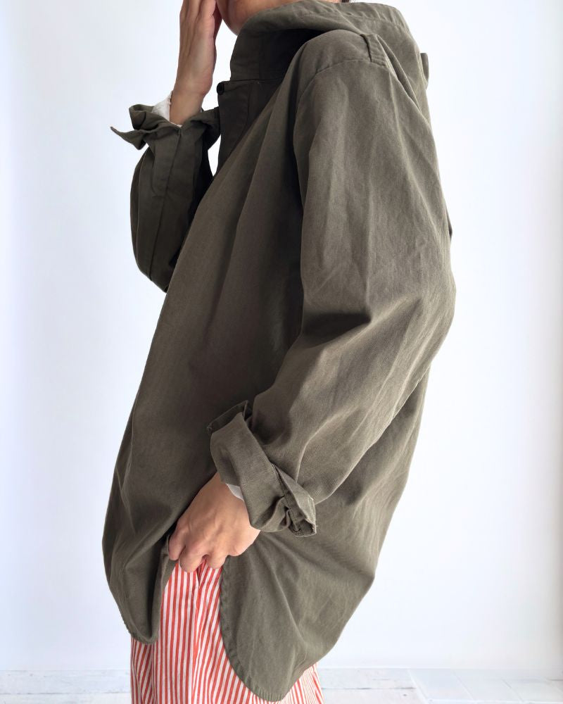 COTTON HERRINGBONE WASH HOODED PULLOVER SHIRT in KhakiHerringbone