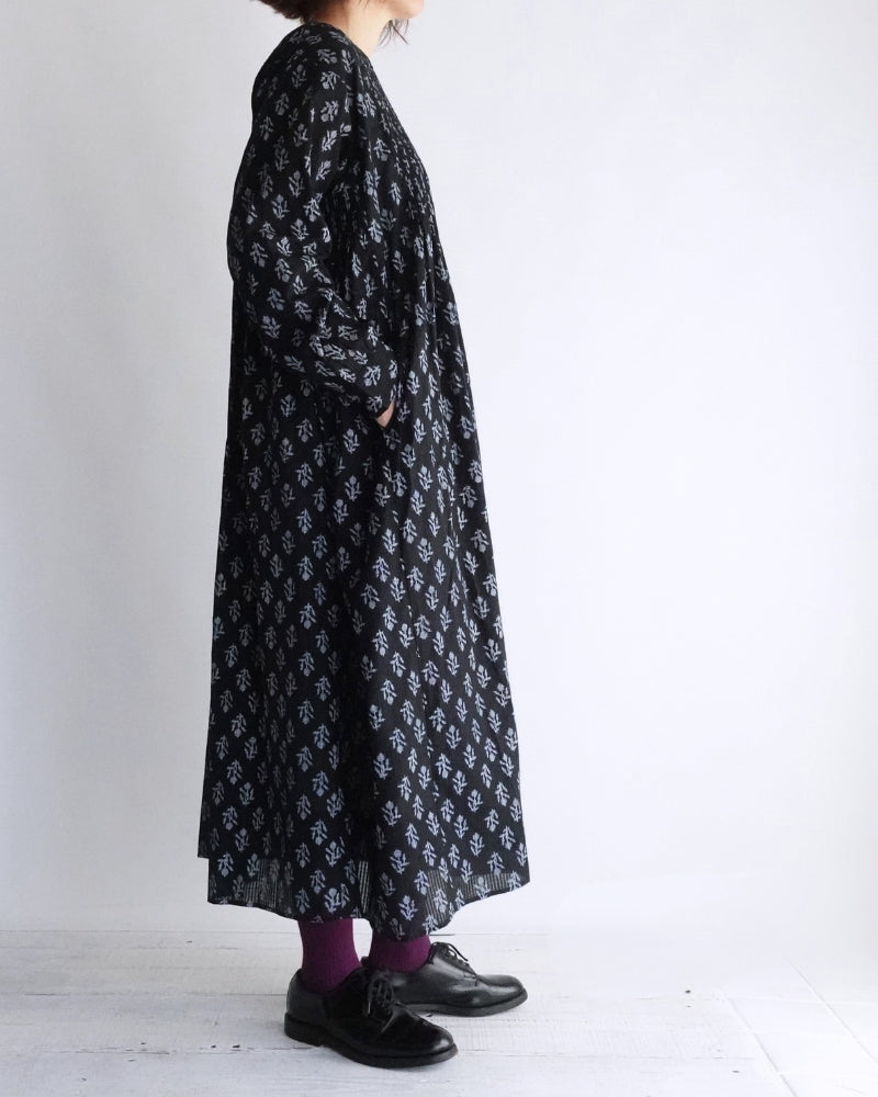 CREW-NECK P/O SHIRT DRESS WITH PINTUCK in Black