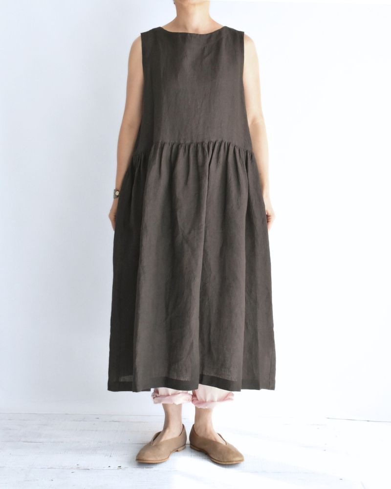 Sleeveless Gathered Dress (LINEN) in Brown