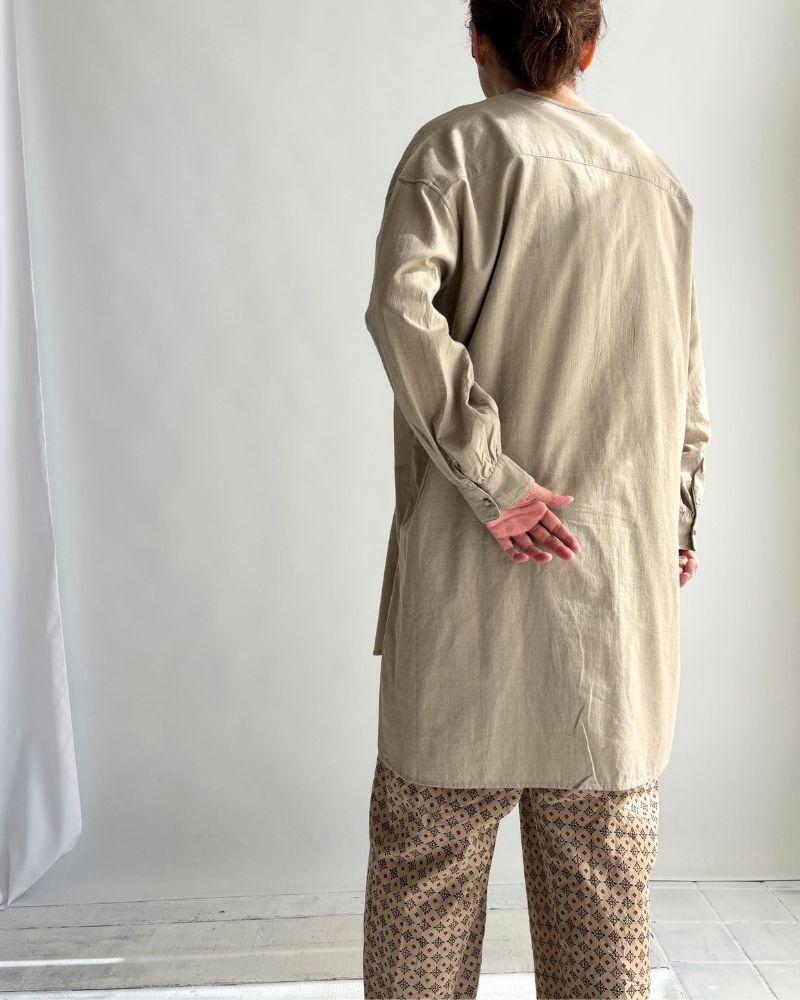 CREW-NECK BOSOM LONG SHIRT WITH MINI PINTUCK in Beige