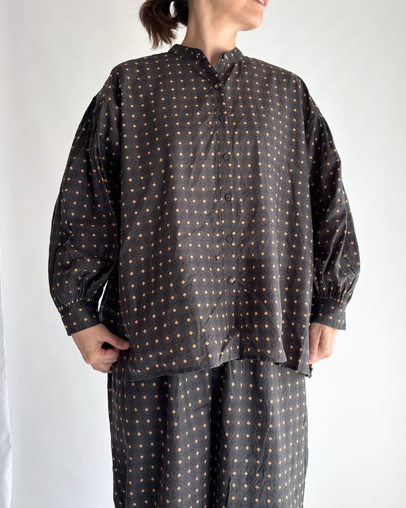 BANDED COLLAR SHIRT WITH MINI PINTUCK in Charcoal