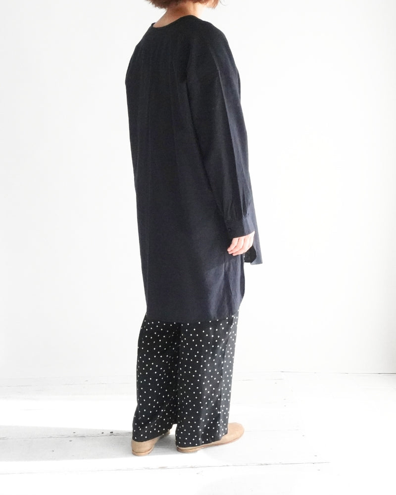 CREW-NECK BOSOM LONG SHIRT WITH MINI PINTUCK in Black