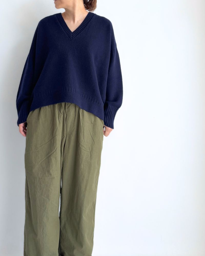 AURA V-neck knit pullover in Navy