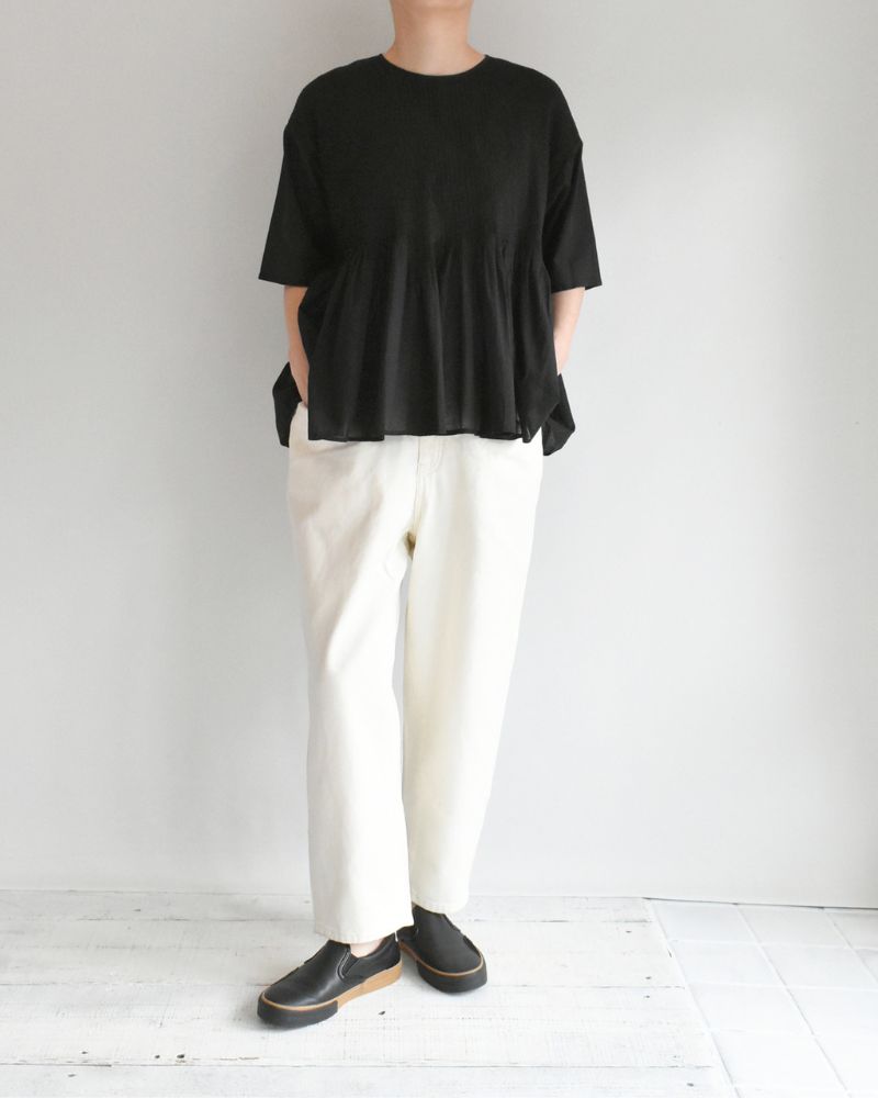 CREW-NECK PULLOVER HALF/SLEEVE SHIRT WITH MINI PINTUCK in Black