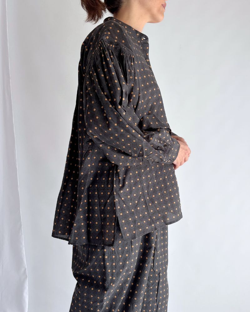 BANDED COLLAR SHIRT WITH MINI PINTUCK in Charcoal