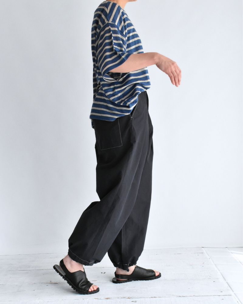 HAKAMA-W Tuck Easy Pants in Navy