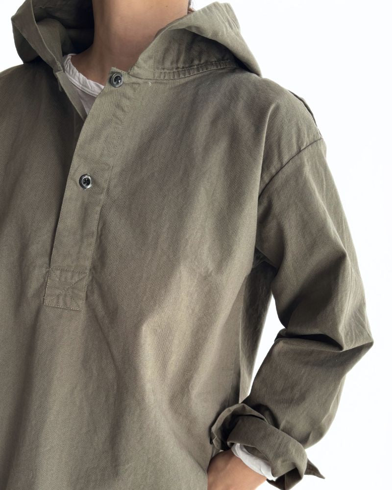 COTTON HERRINGBONE WASH HOODED PULLOVER SHIRT in KhakiHerringbone