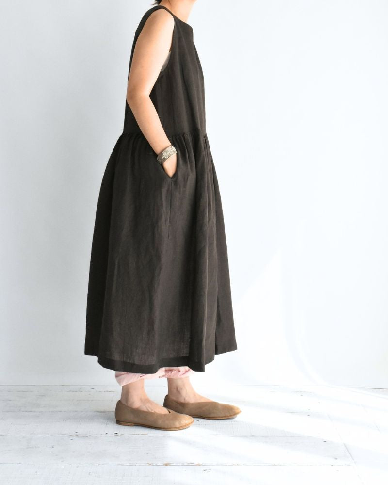 Sleeveless Gathered Dress (LINEN) in Brown
