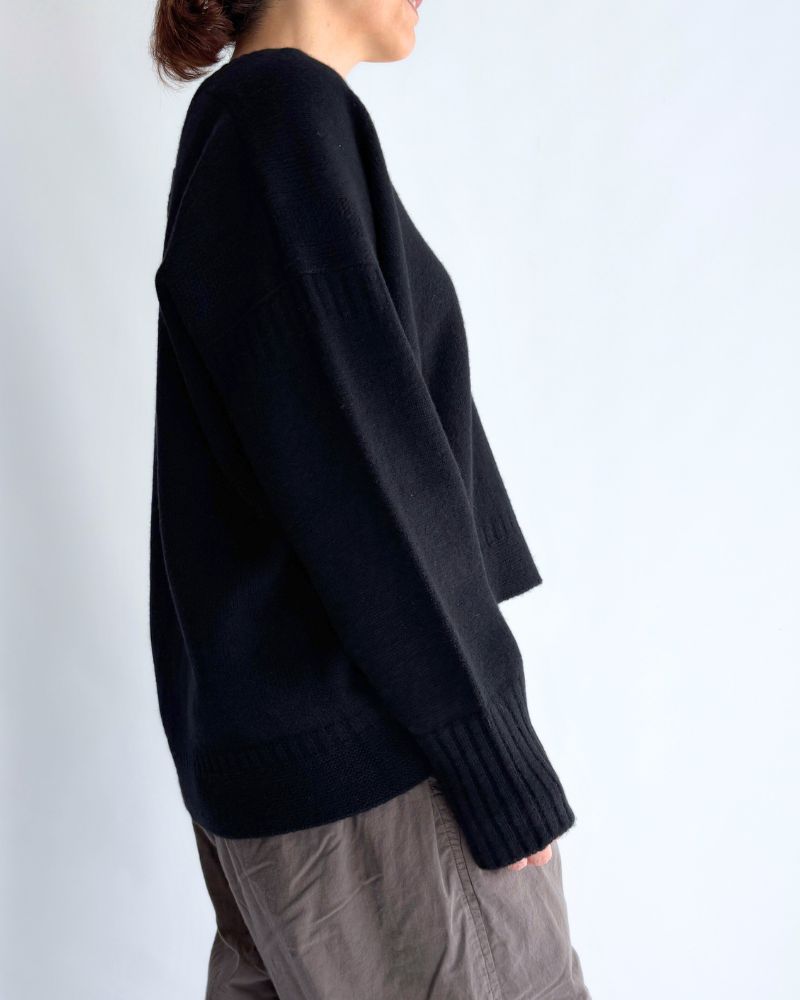 AURA V-neck knit pullover in Black