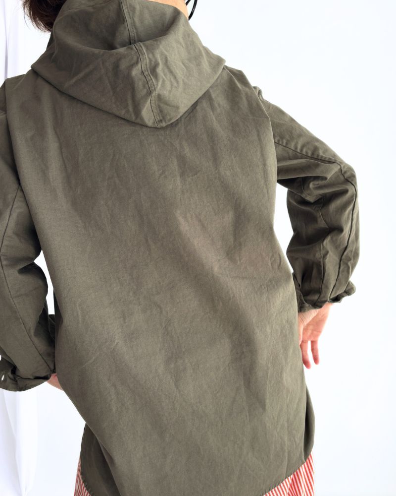 COTTON HERRINGBONE WASH HOODED PULLOVER SHIRT in KhakiHerringbone