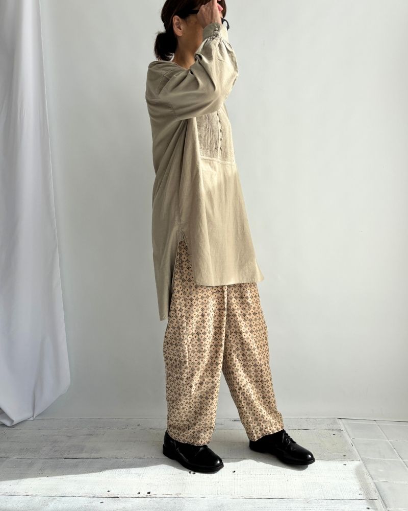 CREW-NECK BOSOM LONG SHIRT WITH MINI PINTUCK in Beige