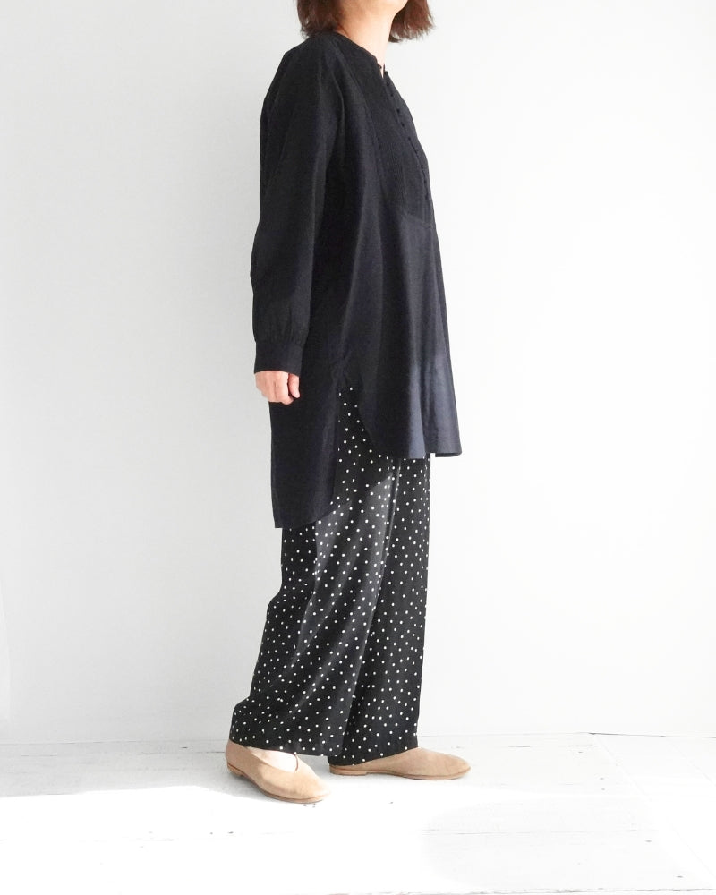 CREW-NECK BOSOM LONG SHIRT WITH MINI PINTUCK in Black