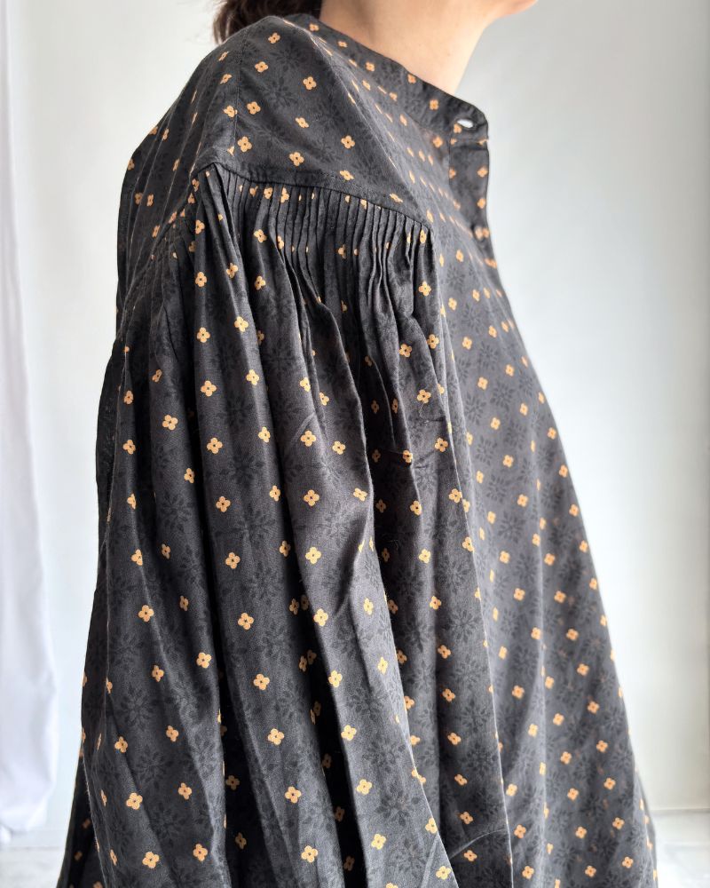 BANDED COLLAR SHIRT WITH MINI PINTUCK in Charcoal
